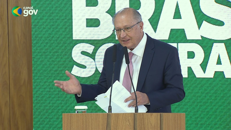Geraldo Alckmin durante anúncio de plano de socorro a empresas afetadas pelo tarifaço de Trump — Foto: Reprodução/Youtube
