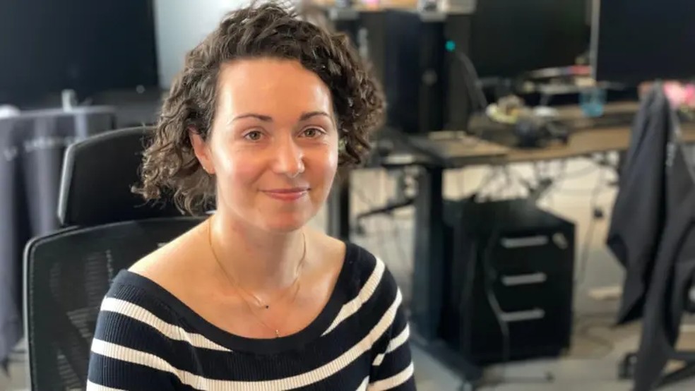 Laurine Deschamps mora em Malmö e trabalha em Copenhague — Foto: Maddy Savage via BBC