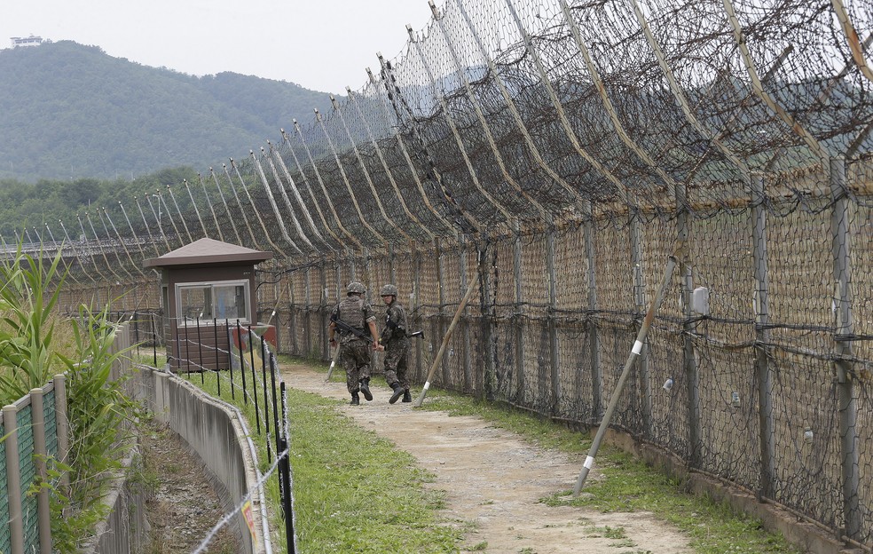 Militares sul-coreanos ficam de guarda do lado sul da fronteira com a Coreia do Norte em foto de arquivo de junho de 2019 — Foto: AP Photo/Ahn Young-joon/Arquivo
