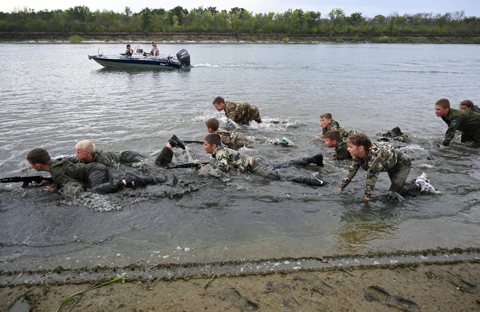 Crianças russas de 8 anos fazem 'treinamento' militar segurando AK-47 fake em Rostov, na Rússia, em 21 de agosto de 2025. — Foto: REUTERS/Sergey Pivovarov