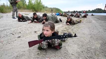 'Até lançamos granadas': Crianças de 8 anos fazem 'treinamento' militar na Rússia 'Até lançamos granadas': Crianças de 8 anos fazem 'treinamento' militar na Rússia