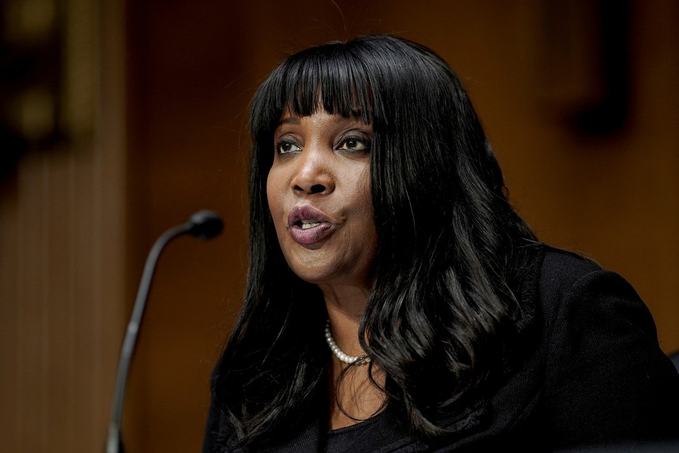 Economista Lisa Cook, a primeira mulher negra na cúpula do Fed — Foto: Ken Cedeno/Reuters