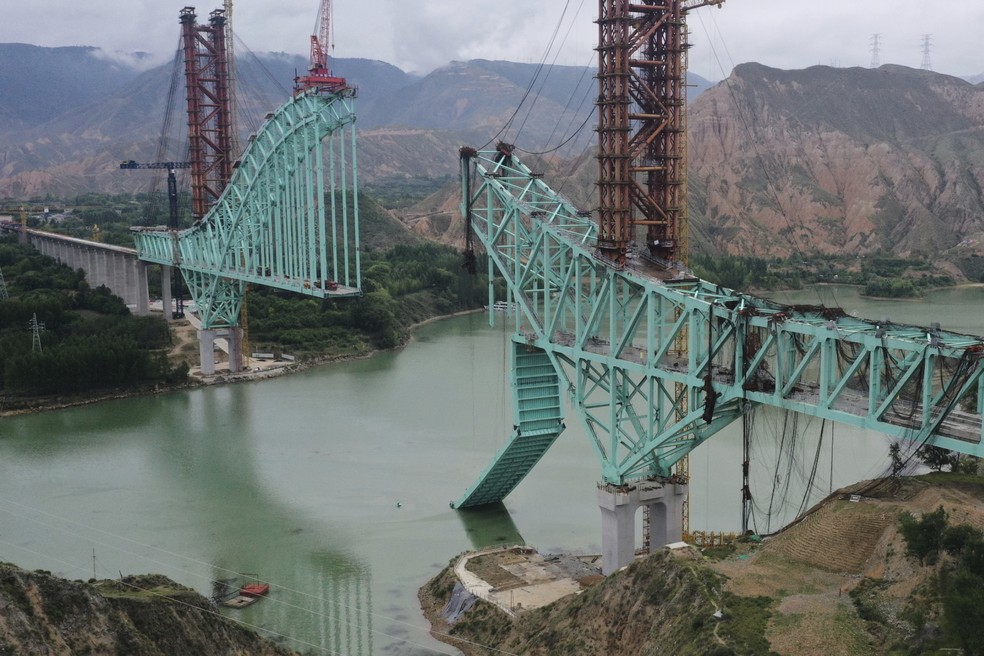 Desabamento de ponte na província de Qinghai, na China — Foto: Li Zhanyi/Xinhua via AP