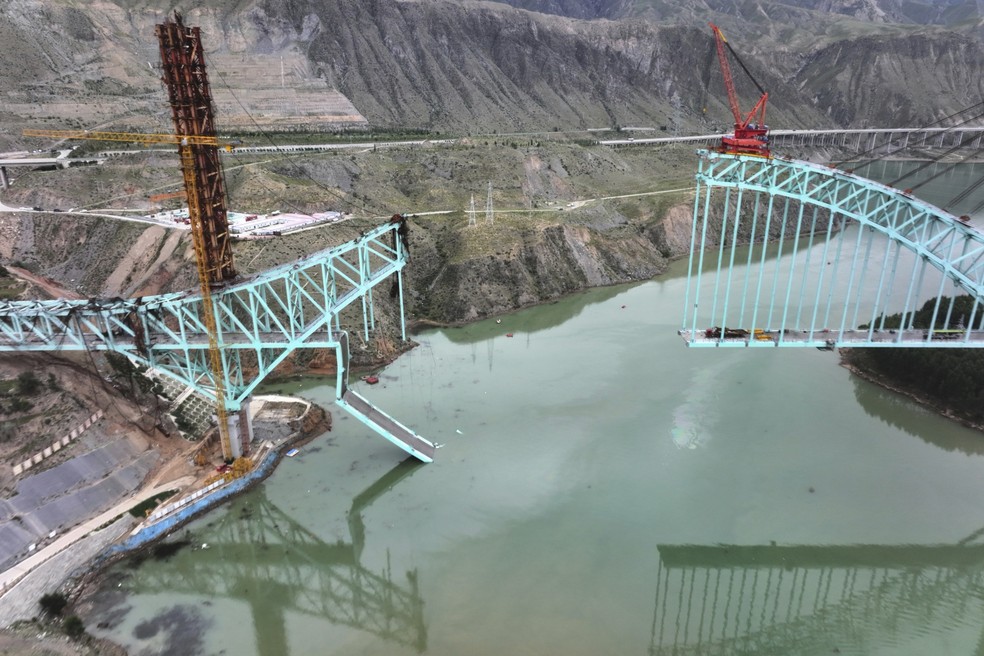 Desabamento de ponte na província de Qinghai, na China — Foto: Li Zhanyi/Xinhua via AP