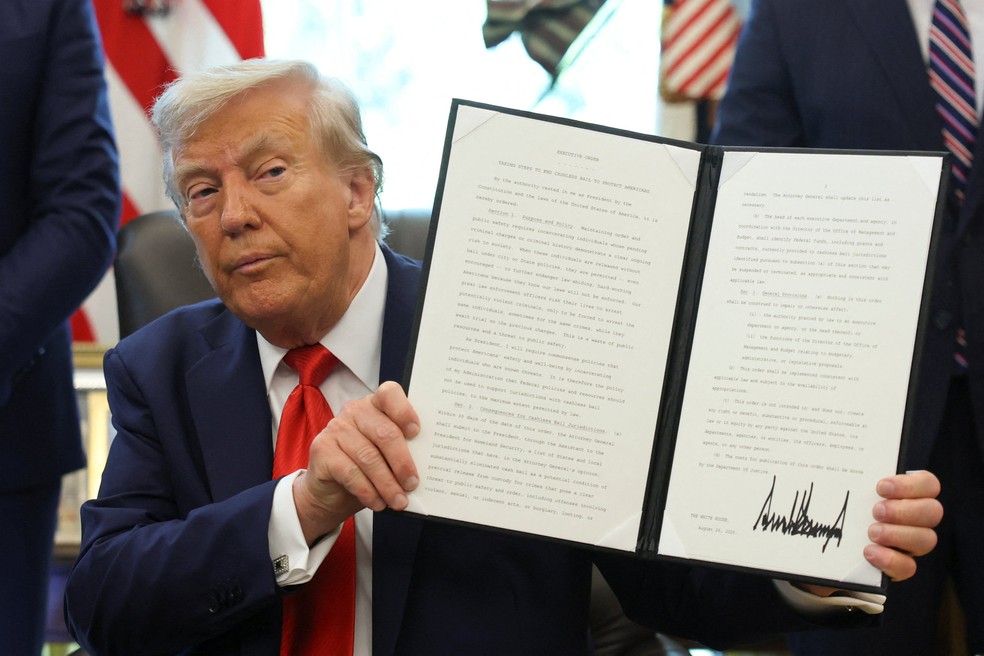 Presidente dos Estados Unidos, Donald Trump, assina ordens executivas em 25 de agosto de 2025. — Foto: REUTERS/Jonathan Ernst