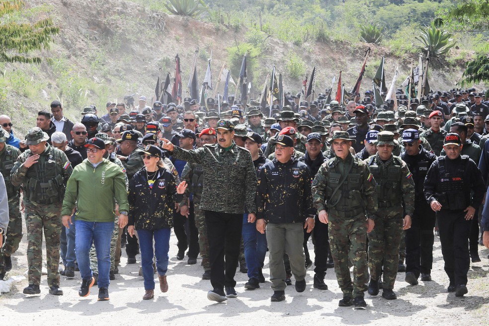 Presidente da Venezuela, Nicolás Maduro, aparece de farda militar ao caminhar com integrantes do governo e tropas em Caracas em 28 de agosto de 2025. — Foto: Presidência da Venezuela via REUTERS