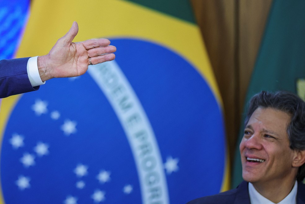 Haddad observa Lula durante evento no Palácio do Planalto — Foto: Adriano Machado/Reuters