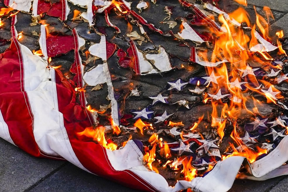 ARQUIVO: Bandeira dos EUA em chamas durante manifestação em Nova York, em 2022 — Foto: AP Photo/Frank Franklin II