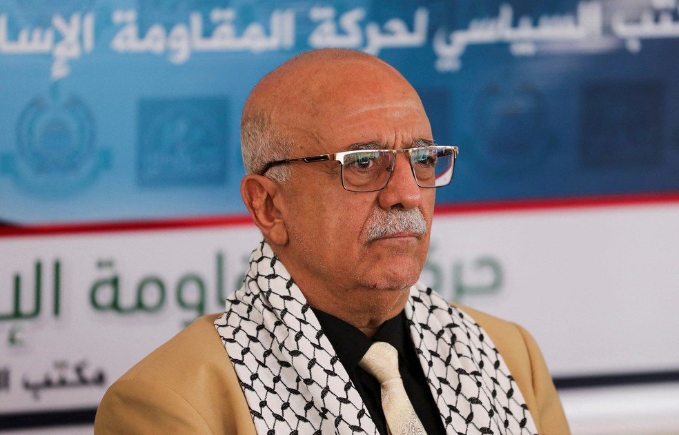 O primeiro-ministro do governo Houthi visita o escritório do grupo terrorista Hamas, em Sanaa, no Iêmen, no dia 19 de agosto de 2024 — Foto: Khaled Abdullah/Reuters