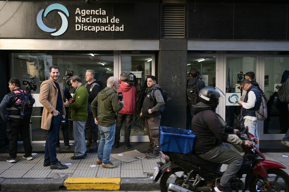Mídia argentina na porta da Agência Nacional de Deficiência (Andis), em Buenos Aires, durante o cumprimento de mandados de busca — Foto: JUAN MABROMATA / AFP