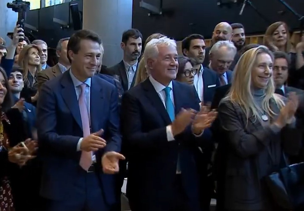 Karina Milei aplaudindo o irmão ao fim de discurso — Foto: Gabinete da Presidência da Argentina / YouTube / Divulgação