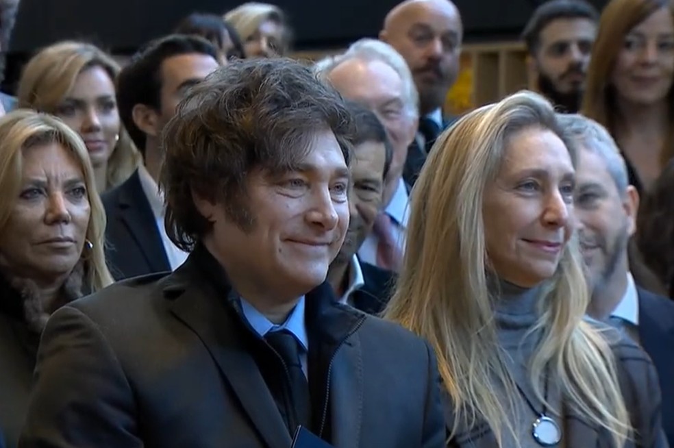 Javier e Karina Milei sorridentes lado a lado — Foto: Oficina del Presidente / YouTube / Divulgação
