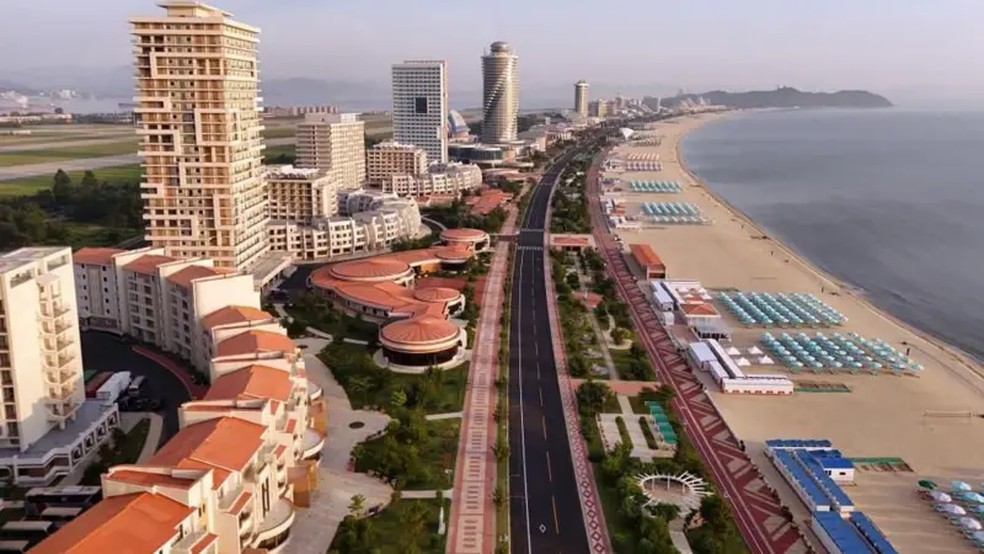 Foto da Agência Central de Notícias da Coreia (KCNA, na sigla em inglês) mostra uma vista aérea da Zona Turística Costeira de Wonsan Kalma — Foto: KCNA
