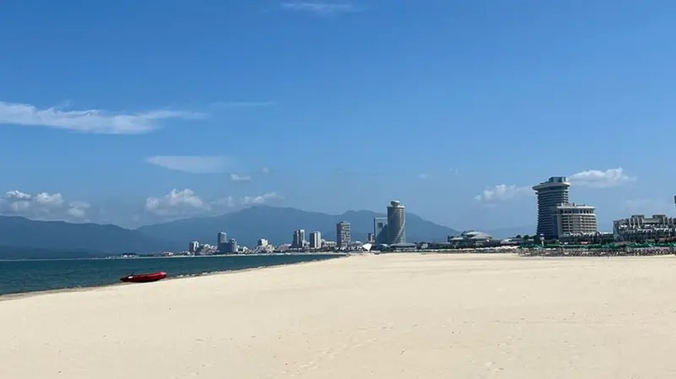 Praias de areias vazias e hotéis marcam o resort de Wonsan Kalma, na Coreia do Norte — Foto: Anastasia Samsonova