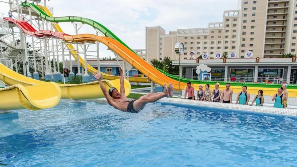 O resort inclui um parque aquático, mas o grupo de Samsonova não chegou a visitá-lo — Foto: AFP