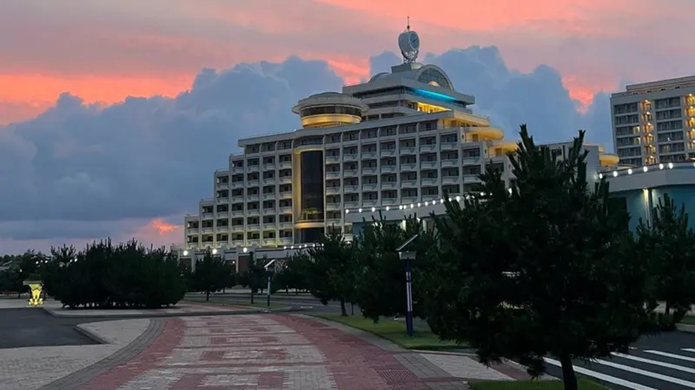 No momento, o resort com capacidade para 20 mil pessoas está aberto apenas para turistas russos e, segundo a imprensa local, para cidadãos norte-coreanos — Foto: Anastasia Samsonova