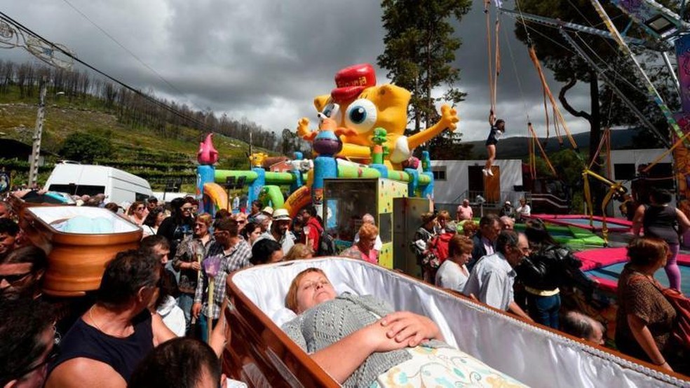 A romaria mistura o aspecto religioso com a festa popular — Foto: Miguel Riopa/AFP via Getty Images/BBC
