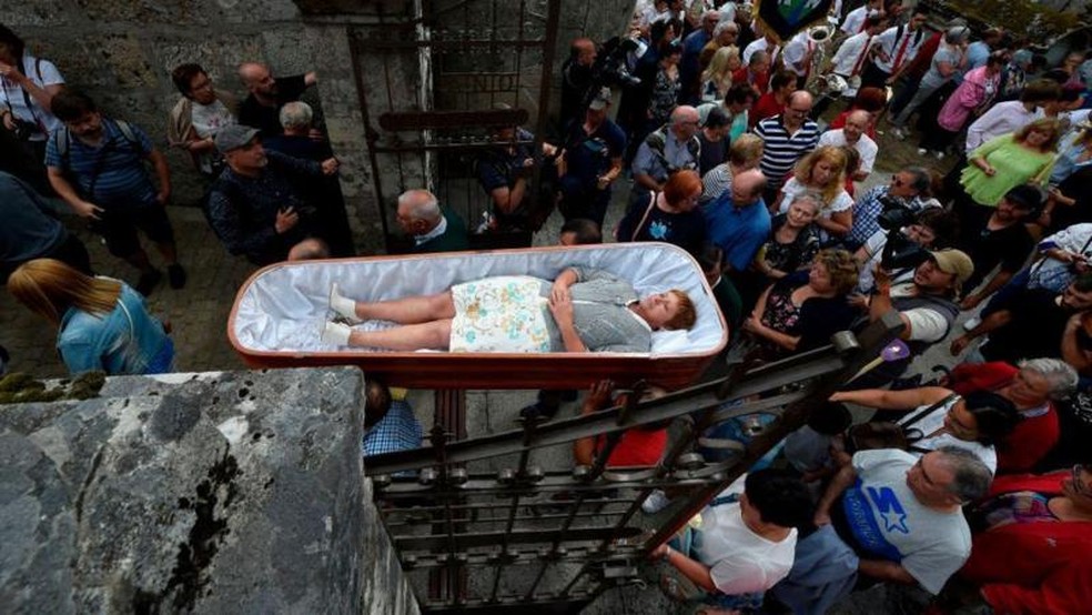 Procissão de Santa Marta de Ribarteme — Foto: Miguel Riopa/AFP via Getty Images/BBC