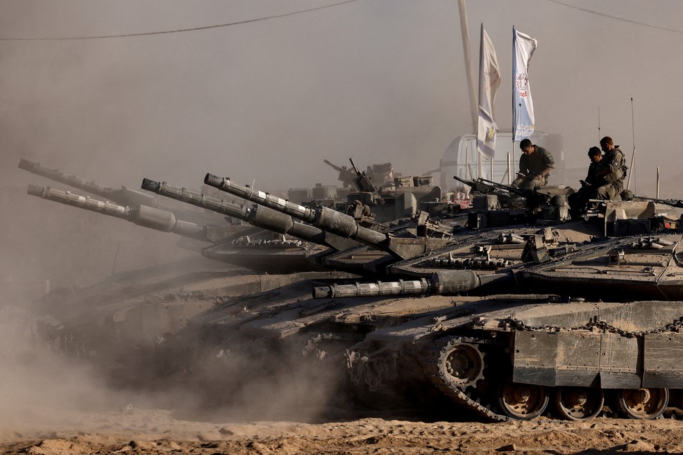Tanques israelenses se concentram na fronteira com a Faixa de Gaza em 26 de agosto de 2025. — Foto: REUTERS/Amir Cohen