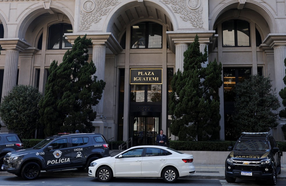 Viaturas da PF e da Receita em frente a prédio na Faria Lima durante megaoperação que investiga fraude do PCC em postos de combustíveis — Foto: Amanda Perobelli/Reuters