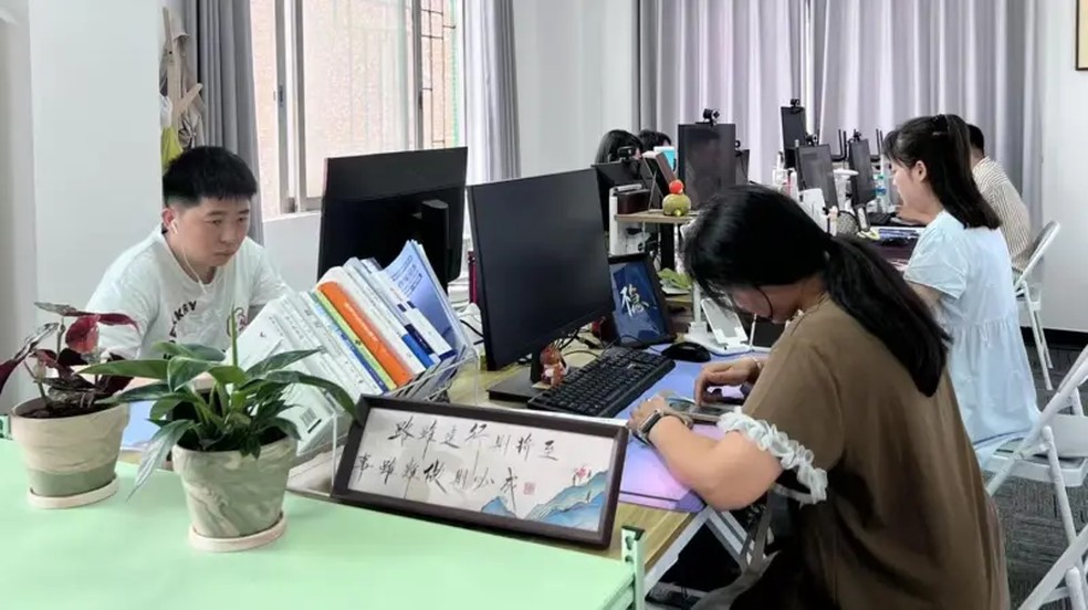 Frequentadores do espaço costumam a usar o computador para procurar emprego. — Foto: BBC