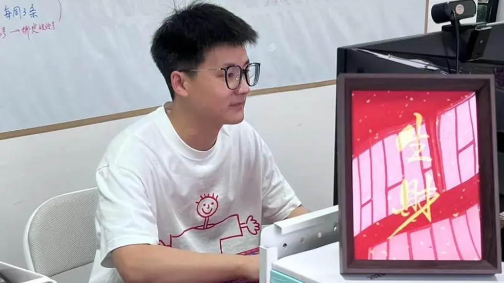 Feiyu, o proprietário da Pretend to Work diz que está vendendo "dignidade" para as pessoas. — Foto: BBC