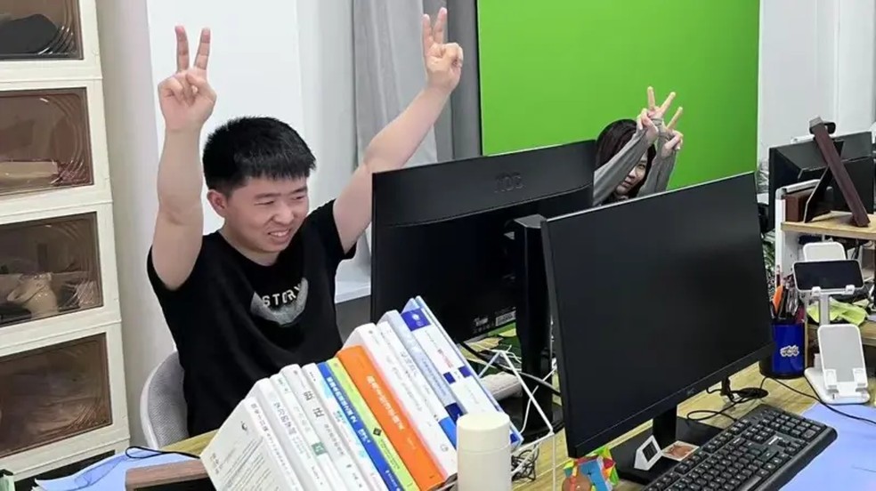 Shui Zhou paga para ir a um escritório todos os dias. — Foto: BBC