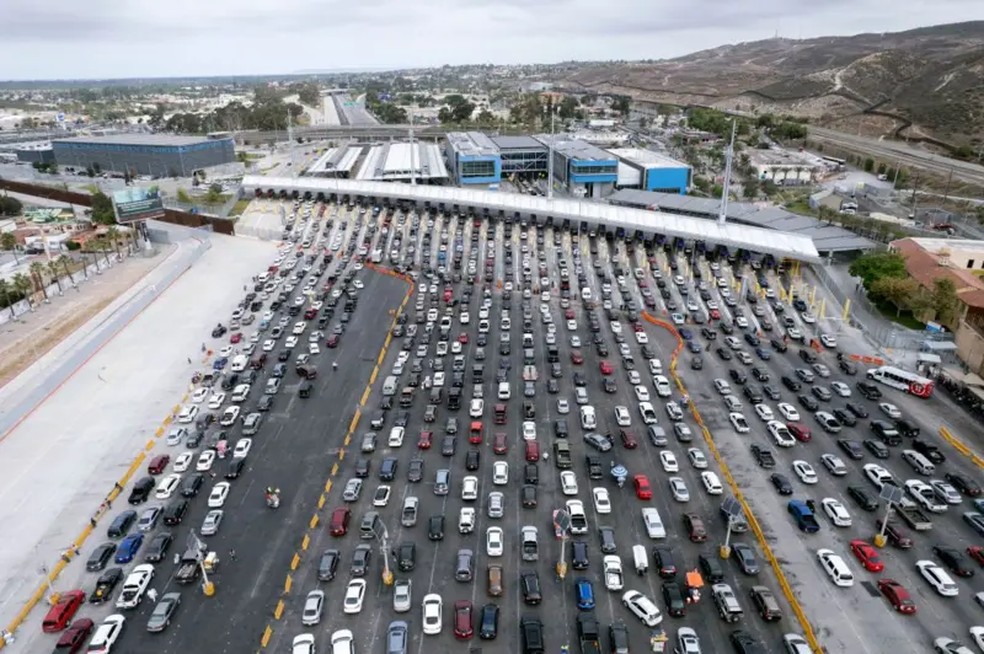 Quase 100.000 pessoas e veículos passam diariamente por Tijuana e San Diego — Foto: Getty Images via BBC