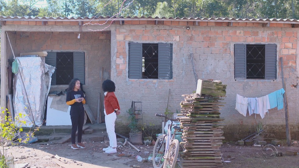 Segundo o IBGE, 65 mil famílias vivem em moradias precárias no território gaúcho — Foto: Reprodução/RBS TV