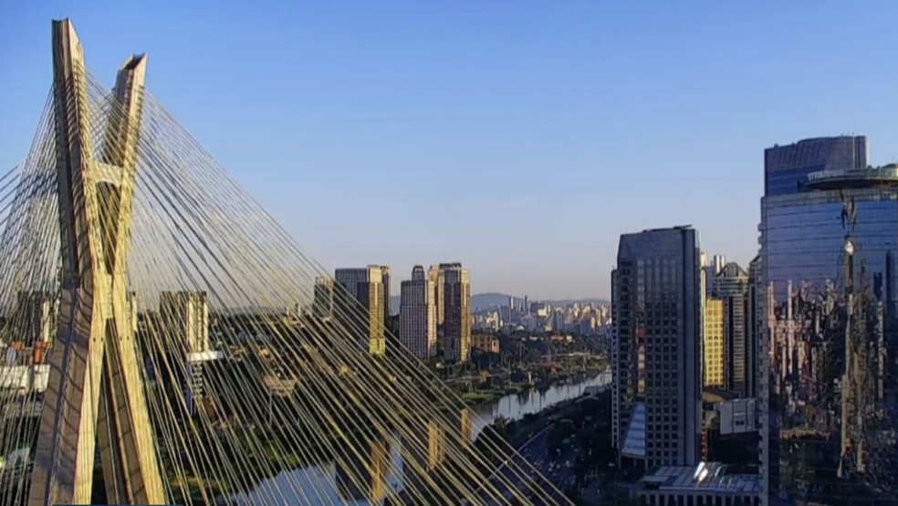 Amanhecer na região da Marginal Pinheiros, na altura da Ponte Estaiada, na Zona Sul de São Paulo, no dia 8 de janeiro de 2023 — Foto: TV Globo/Reprodução