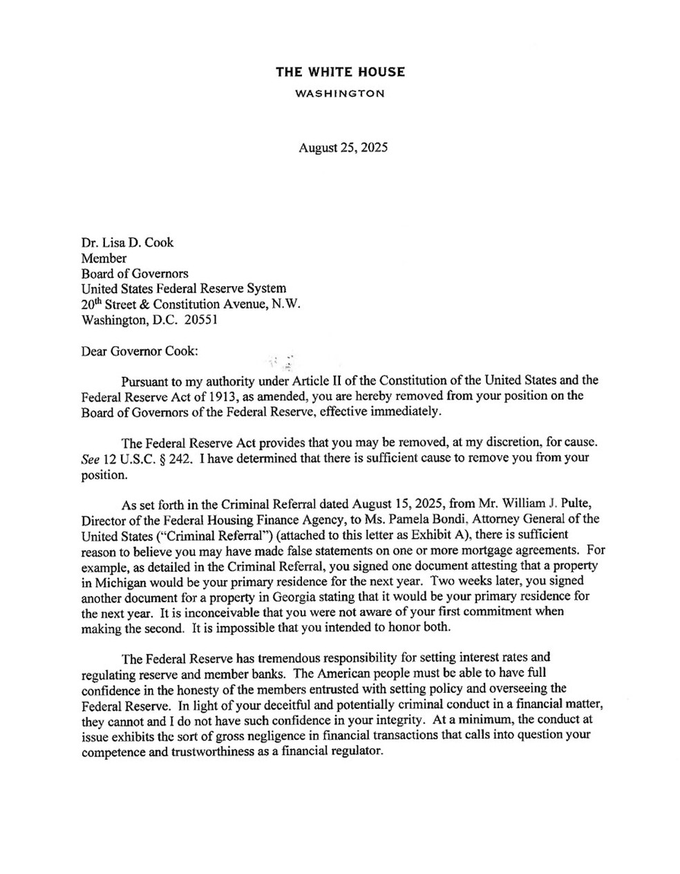 Em documento, Trump anuncia a demissão de Lisa Cook, do Fed. — Foto: Reprodução