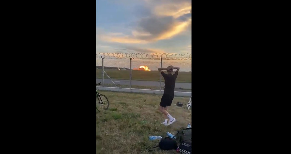 Pessoa observa explosão de caça F-16 que caiu durante ensaio para show aéreo — Foto: Reprodução/Redes Sociais