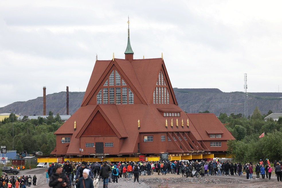 Igreja centenária e com mais de 600 toneladas de madeira é movida de lugar em Kiruna, na Suécia, em 20 de agosto de 2025. — Foto: REUTERS/Leonhard Foeger