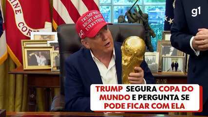 Trump segura taça da Copa do Mundo e pergunta se pode ficar com ela Trump segura taça da Copa do Mundo e pergunta se pode ficar com ela