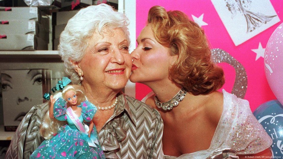 A empresária e criadora da Barbie, Ruth Handler, recebe um beijo da atriz Kristi Cooke — Foto: Robert Clark/AP/picture alliance