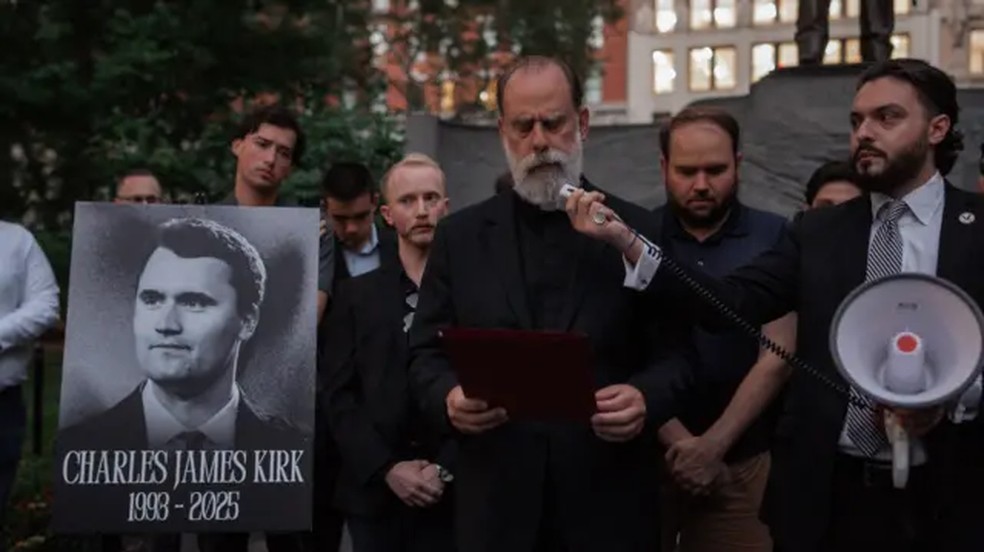 Um grupo fez um memorial para homenagear Charles Kirk em Nova York. — Foto: EPA via BBC