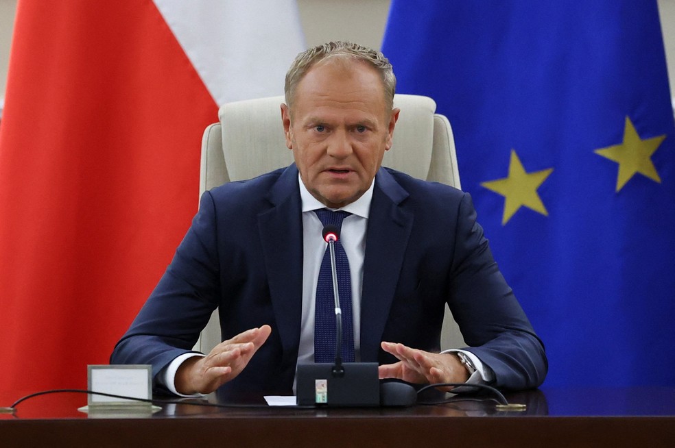 O primeiro-ministro polonês, Donald Tusk, realiza uma reunião extraordinária do governo na Chancelaria do Primeiro-Ministro, com autoridades militares e dos serviços de emergência, após violações do espaço aéreo polonês durante um ataque russo à Ucrânia, em Varsóvia, Polônia, em 10 de setembro de 2025. — Foto: REUTERS/Kacper Pempel