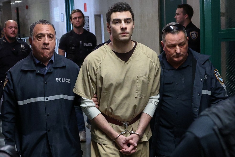 Luigi Mangione, acusado de assassinar CEO da UnitedHealthcare, Brian Thompson, é escoltado por policiais no Supremo Tribunal de Manhattan, em Nova York, em 16 de setembro de 2025. — Foto: REUTERS/Mike Segar