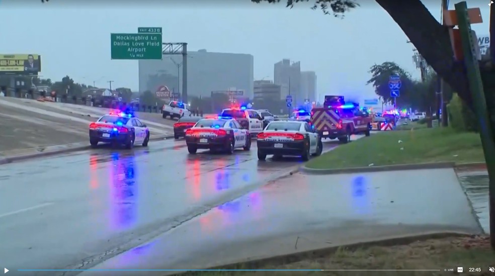 Diversos carros de polícia respondem a atirador em delegacia do ICE em Dallas, no Texas, em 24 de setembro de 2025. — Foto: Reuters