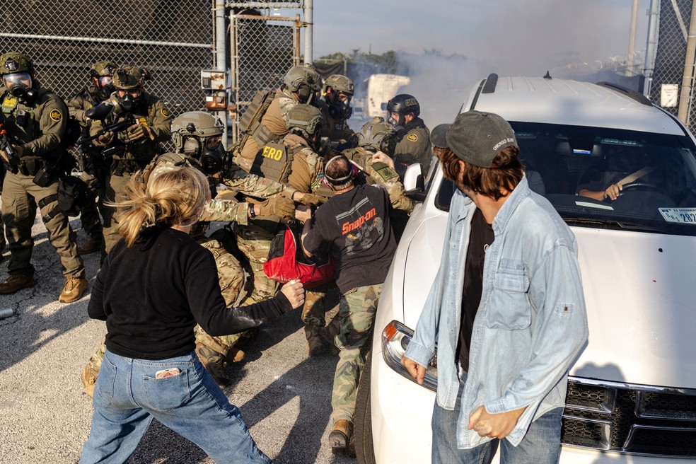 Cena de confronto entre manifestantes e agentes do ICE em Chicago — Foto: REUTERS/Jim Vondruska