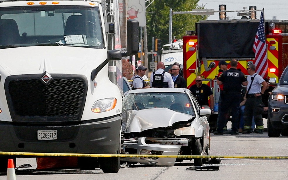 Carro em que imigrante estava com a frente destruída após agente ser atropelado — Foto: REUTERS/Octavio Jones