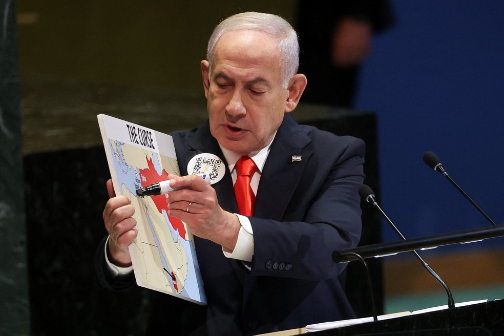 O primeiro-ministro israelense, Benjamin Netanyahu, risca um mapa do Oriente Médio durante discurso na Assembleia Geral da ONU, em 26 de setembro de 2025. — Foto: Shannon Stapleton/ Reuters