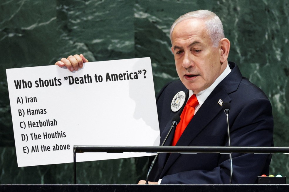 O primeiro-ministro de Israel, Benjamin Netanyahu, mostra um cartaz durante discurso na Assembleia Geral da ONU, em 26 de setembro de 2025. — Foto: Jeenah Moon/ Reuters