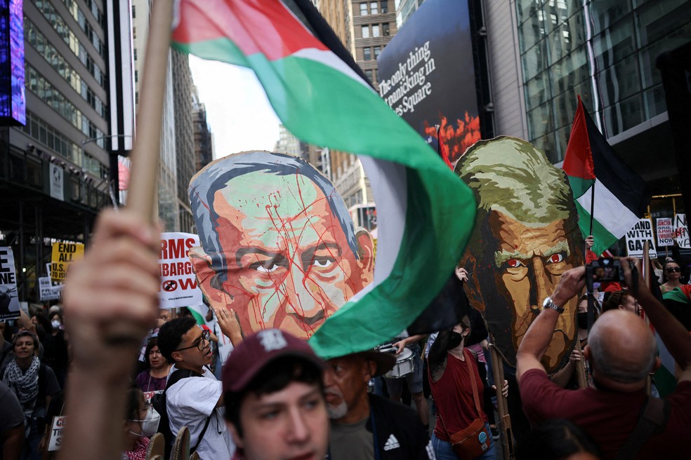 Manifestantes protestam contra o primeiro-ministro israelense Benjamin Netanyahu, enquanto ele discursa na 80ª Assembleia Geral das Nações Unidas, na sede da ONU, em Nova York, EUA, em 26 de setembro de 2025. — Foto: Reuters/Carlos Barria