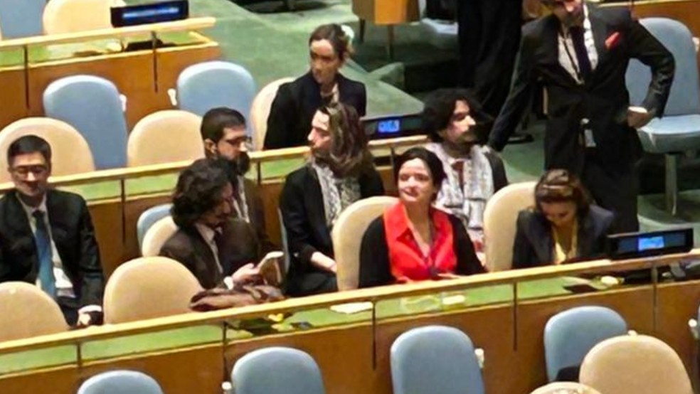 A delegação brasileira na Assembleia Geral da ONU usa um lenço palestino, o Keffiiyeh, durante discurso do premiê israelense, Benjamin Netanyahu, no dia 26 de setembro de 2025 — Foto: Felippe Coaglio/g1