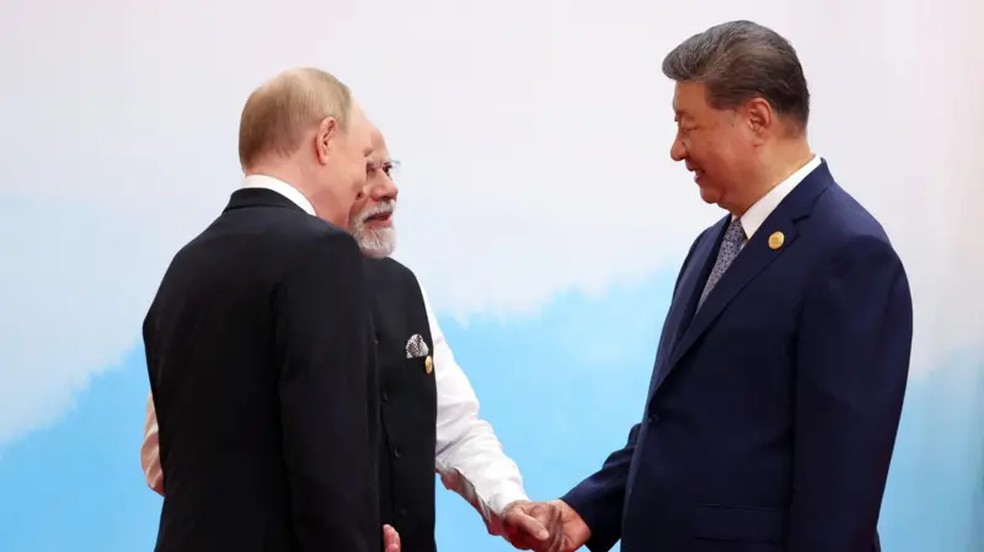 O presidente chinês Xi Jinping, o primeiro-ministro indiano Narendra Modi e o presidente russo Vladimir Putin pareciam amigáveis quando se encontraram em uma cúpula econômica em Tianjin — Foto: REUTERS via BBC
