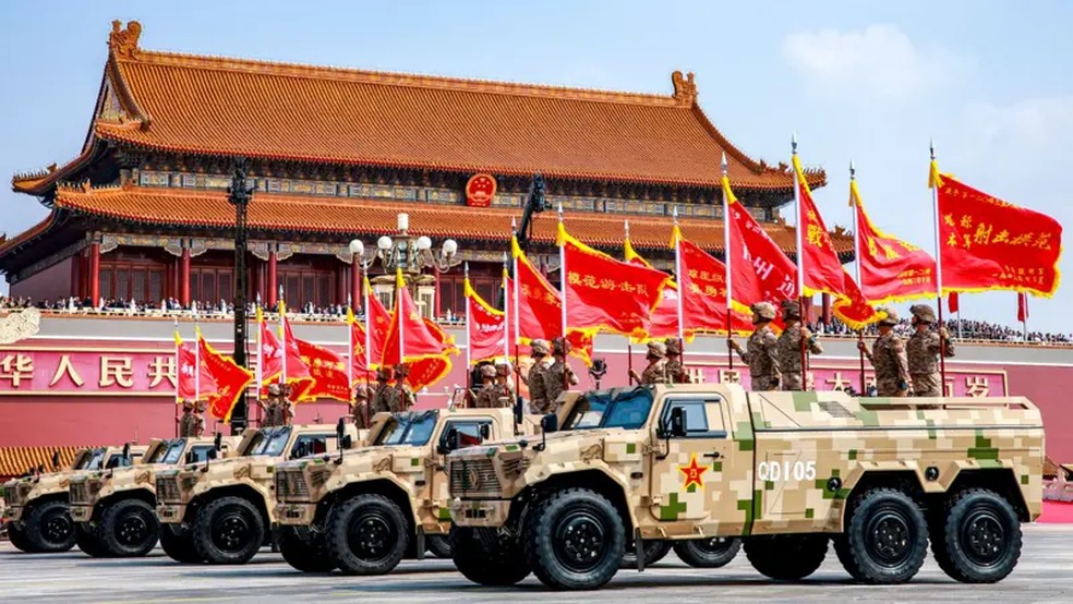 Soldados chineses participam do desfile do 'Dia da Vitória' em Pequim — Foto: VCG via Getty Images via BBC