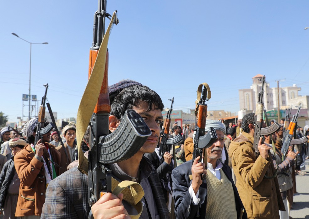 Combatentes Houthi recém-recrutados seguram armas de fogo durante cerimônia de encerramento de seu treinamento em Sanaa, no Iêmen, em 11 de janeiro de 2024. — Foto: Khaled Abdullah/Reuters