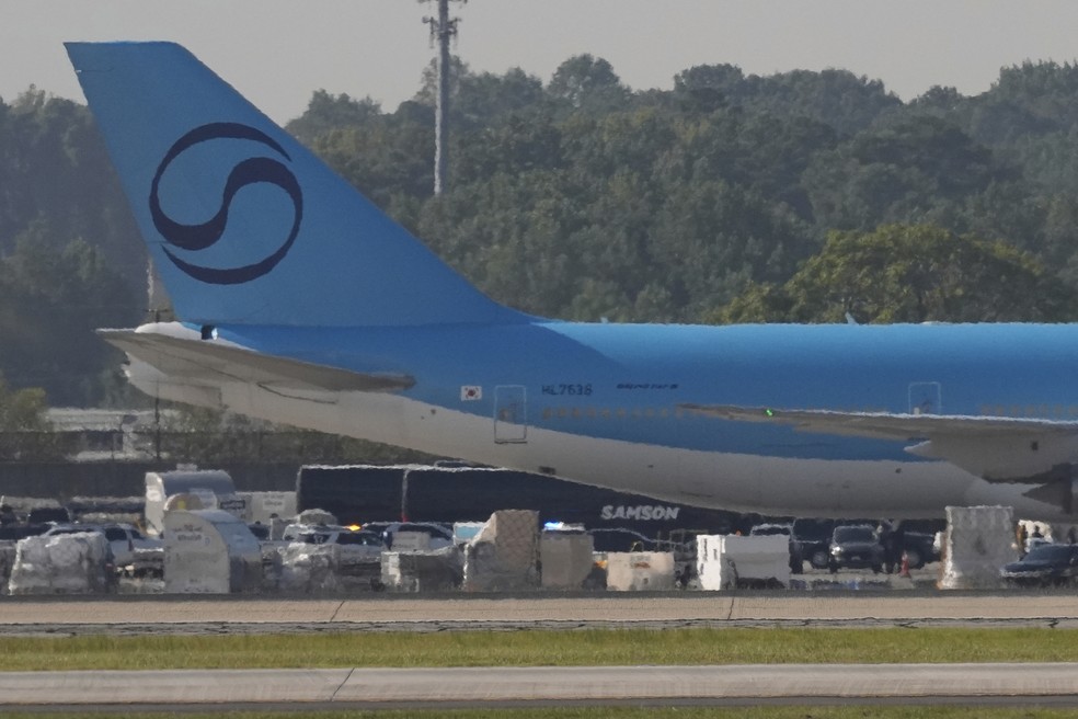 Avião com sul-coreanos que foram detidos nos EUA pousa na Coreia do Sul — Foto: AP Photo/George Walker IV