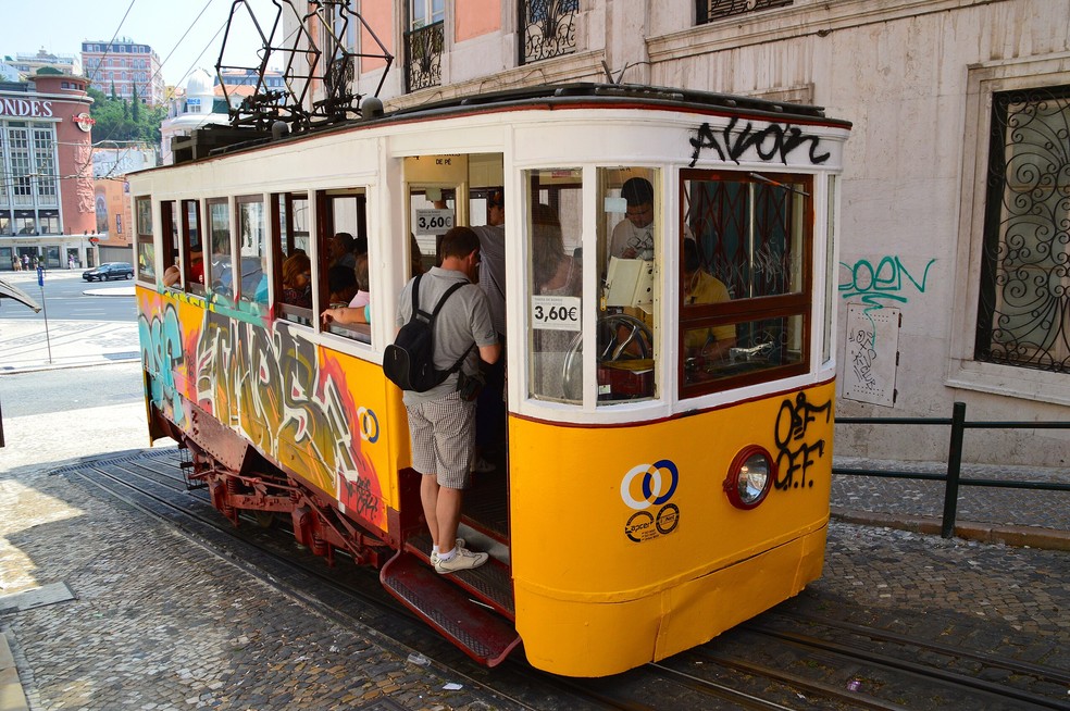 Elevador da Glória, em Lisboa, em foto de julho de 2013 — Foto: Manuel Menal/Wikimedia Commons
